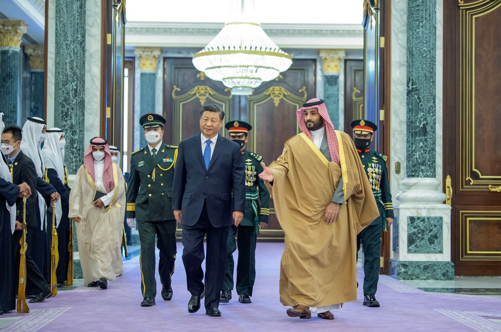 Saudi Crown Prince Mohammed Bin Salman (R) welcomes Chinese President Xi Jinping in Riyadh, Saudi Arabia, Dec. 8, 2022. (Reuters Photo)