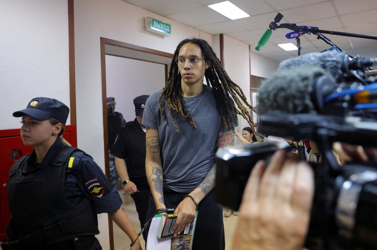 Griner for Bout: Bintang WNBA dibebaskan dalam pertukaran tahanan AS-Rusia