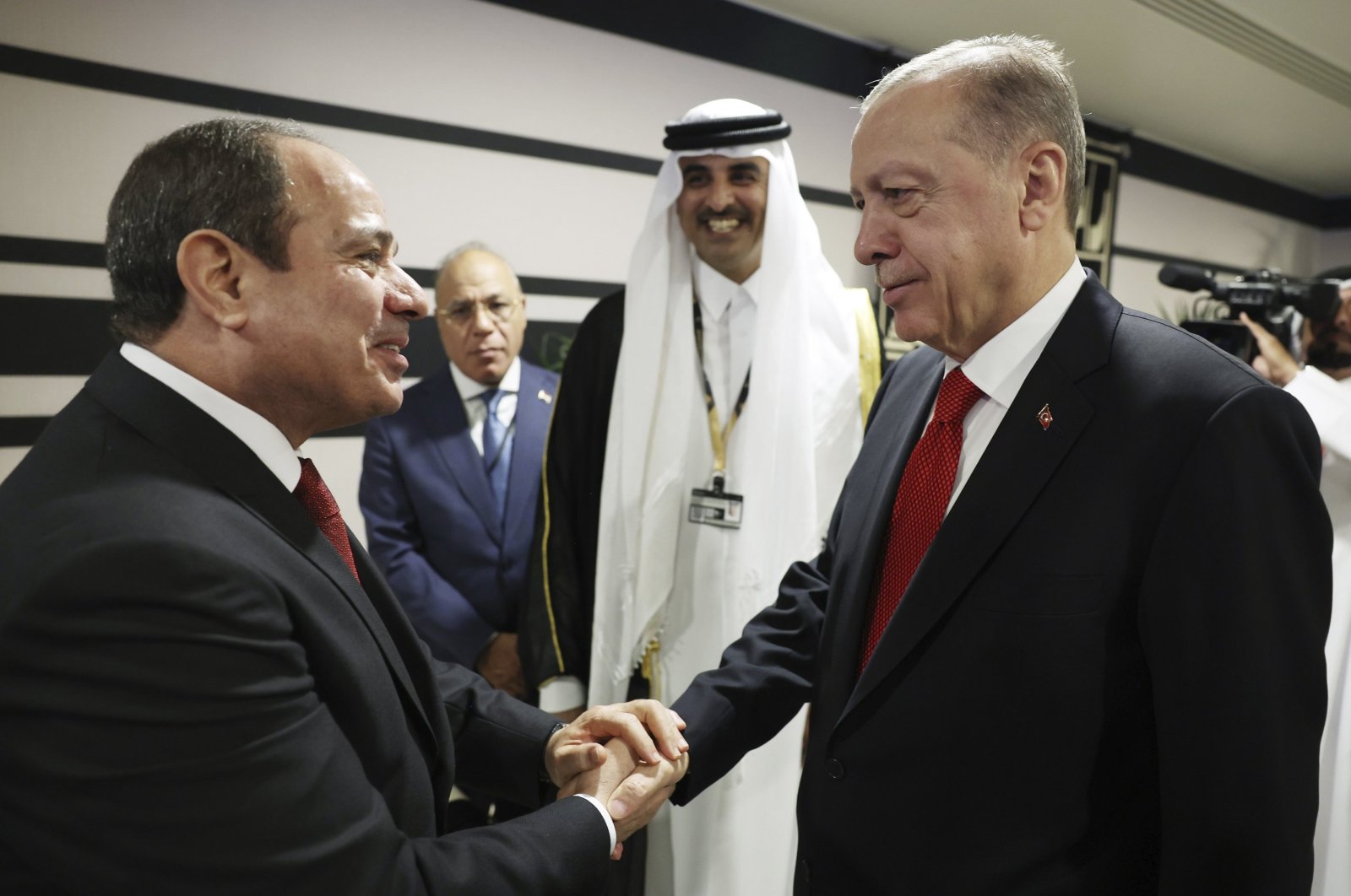 President Recep Tayyip Erdoğan (R) shakes hands with Egyptian President Abdel-Fattah el-Sissi during the opening ceremony of the 2022 World Cup in Doha, Qatar, Nov. 20, 2022. (AP Photo)