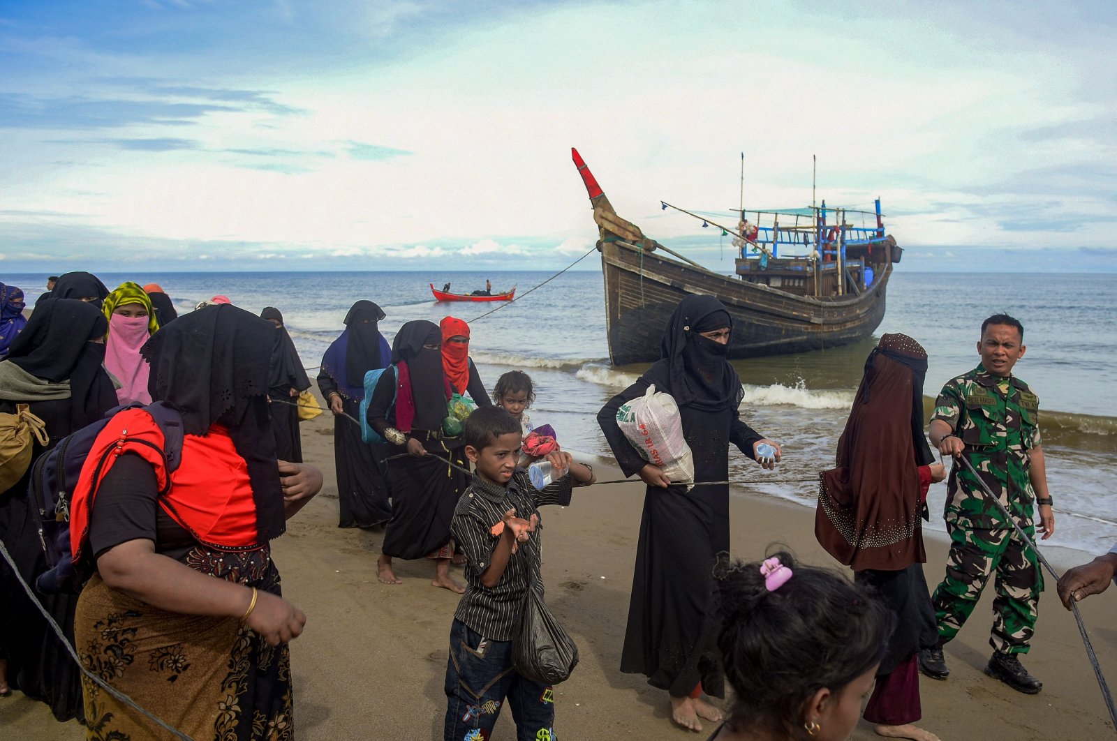 Myanmar menyelamatkan 154 Rohingya dari kapal dalam kesulitan