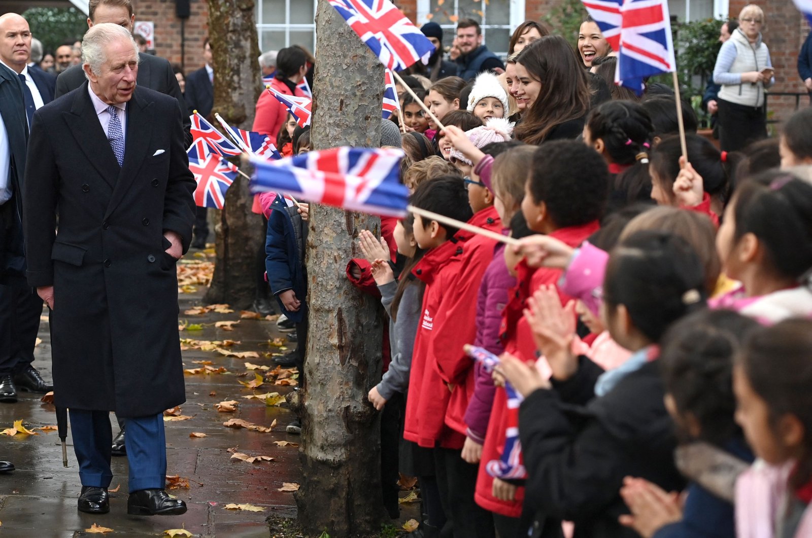 Britain&#039;s King Charles III meets pupils from new City junior school waving Union flags, London, U.K., Nov. 23, 2022. (AFP Photo)