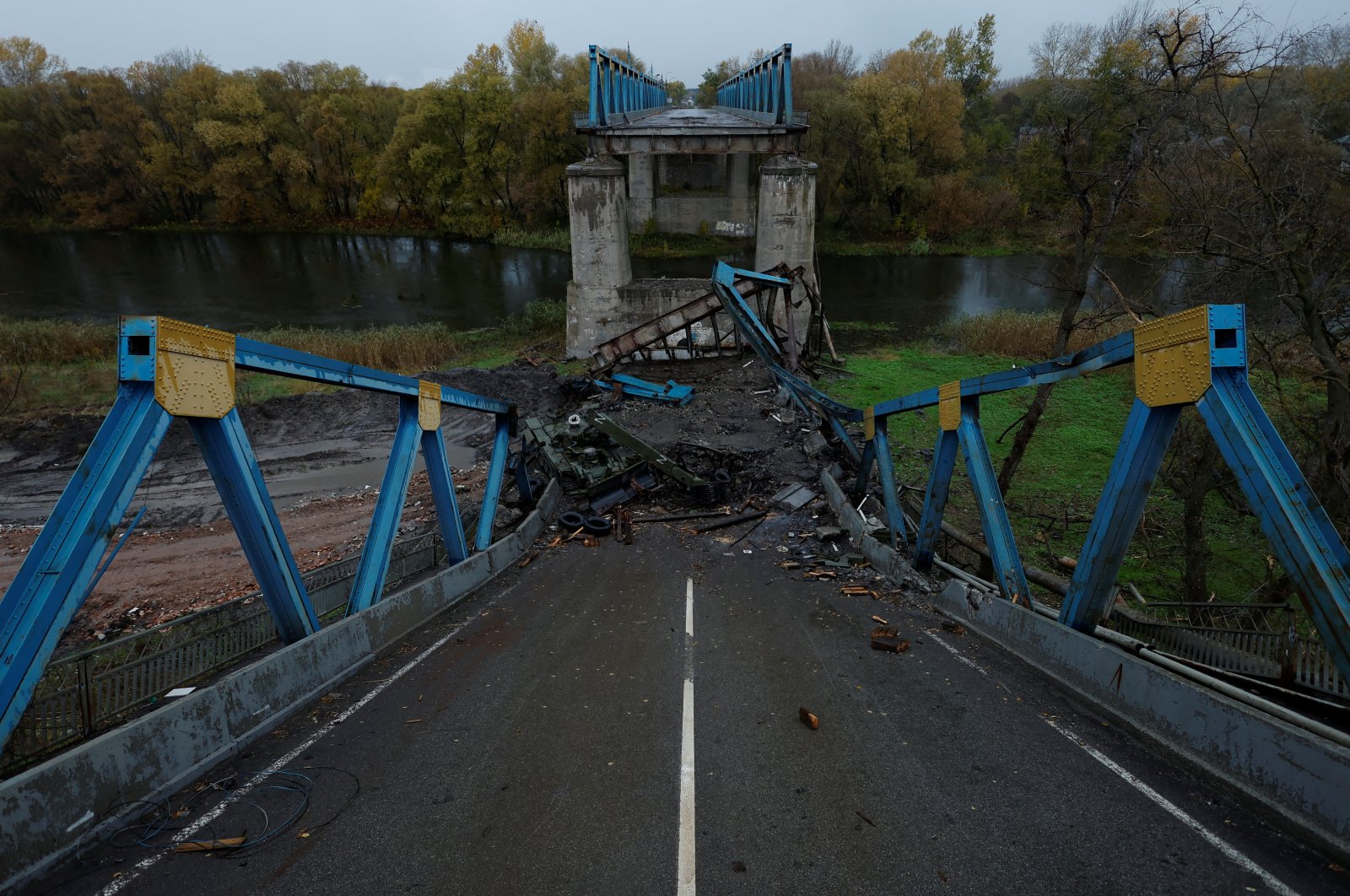 A tank painted with the letter "Z" lies at the bottom of a section of a destroyed bridge in Izium, Kharkiv region, Ukraine, Oct. 20, 2022. (Reuters Photo)