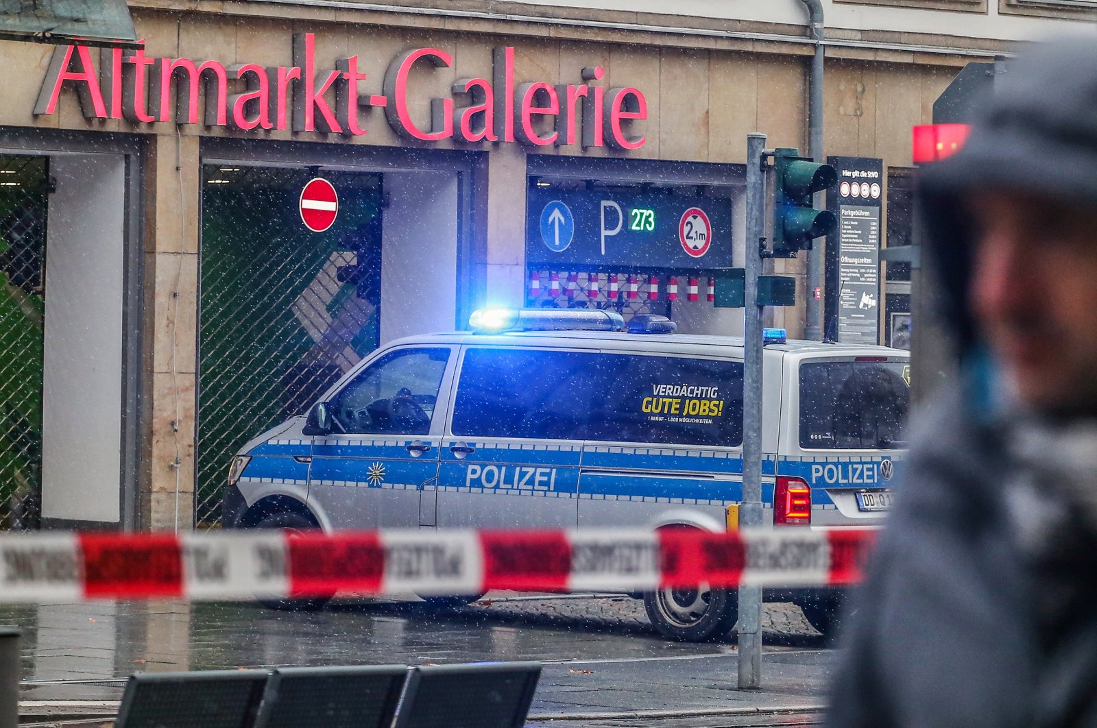Pria bersenjata menyandera orang di supermarket Jerman