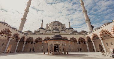 The Çamlıca Cumhuriyet Mosque, in Istanbul, Türkiye. (Shutterstock Photo)