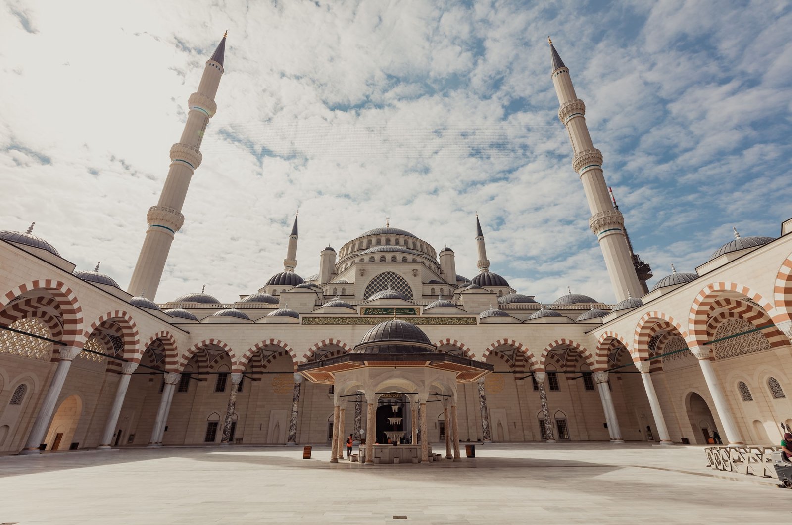 The Çamlıca Cumhuriyet Mosque, in Istanbul, Türkiye. (Shutterstock Photo)