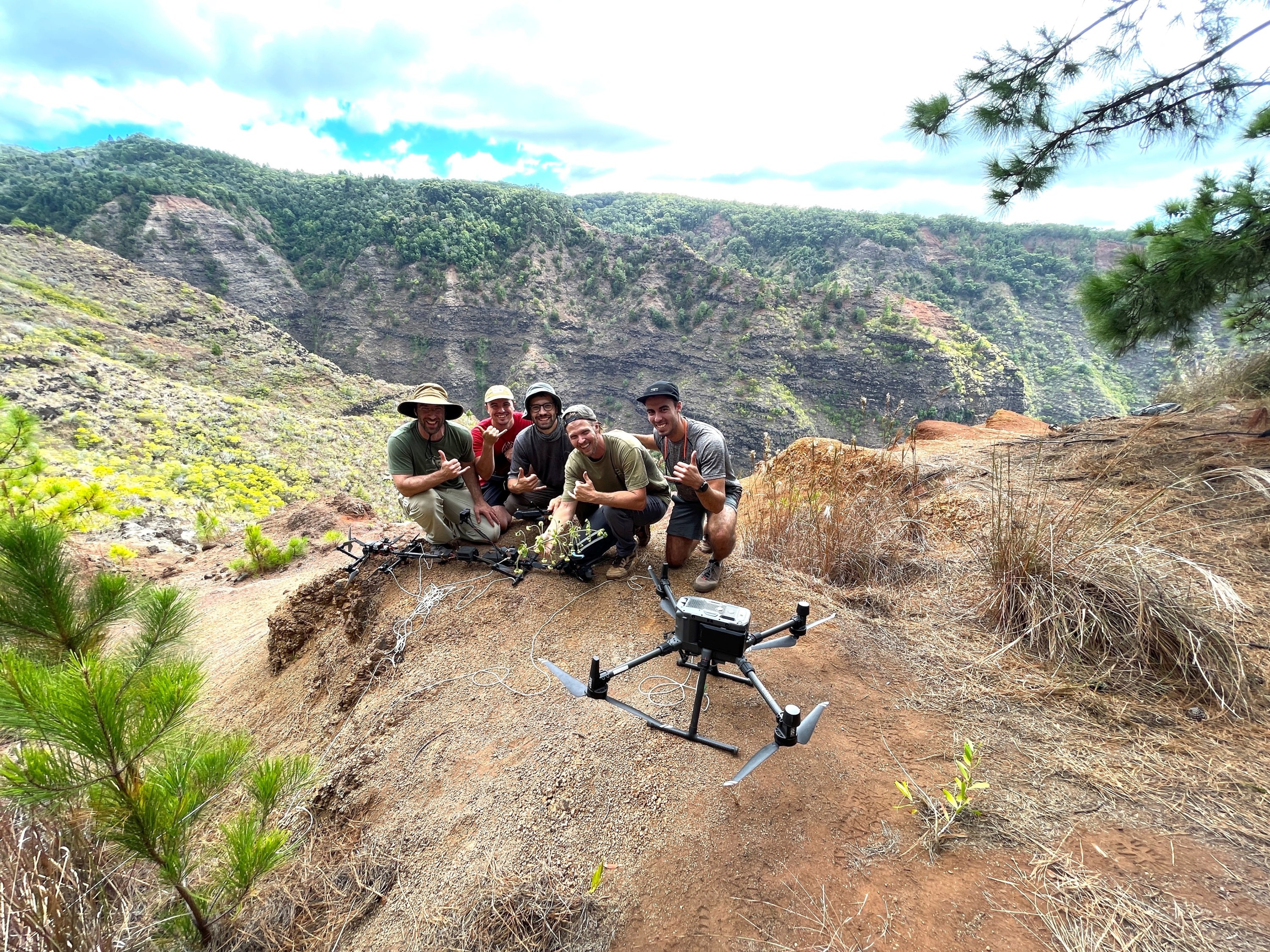 Ben Nyber dan tim peneliti Mamba berpose setelah mengumpulkan hobdyi Wilkesia, di Kauai, Hawaii, AS (Foto Reuters)