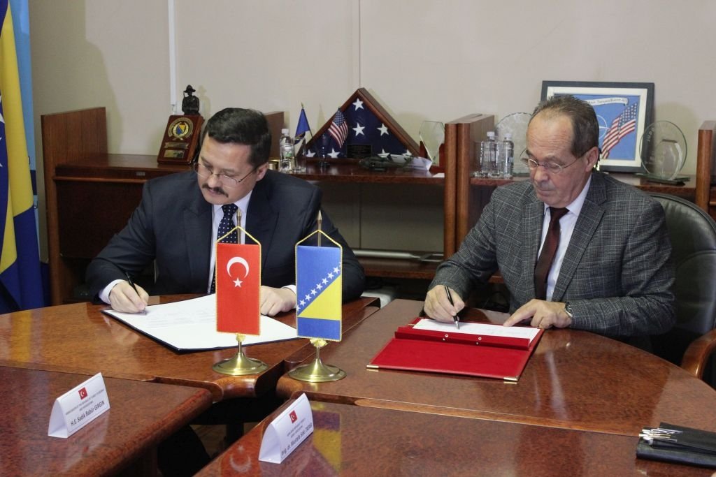 Bosnia and Herzegovina Defense Minister Sifet Podzic (R) and ASFAT General Manager Esad Akgün sign the agreement, Sarajevo, Bosnia and Herzegovina, Dec. 12, 2022. (Courtesy of Defense Ministry of Bosnia and Herzegovina)