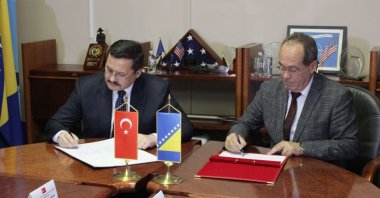 Bosnia and Herzegovina Defense Minister Sifet Podzic (R) and ASFAT General Manager Esad Akgün sign the agreement, Sarajevo, Bosnia and Herzegovina, Dec. 12, 2022. (Courtesy of Defense Ministry of Bosnia and Herzegovina)