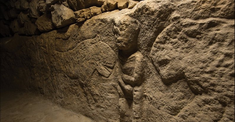 A male figure is situated between two leopards on the Sayburç relief, in the northern part of the village of Sayburç, in Şanlıurfa, Türkiye. (Photo from the journal Antiquity)