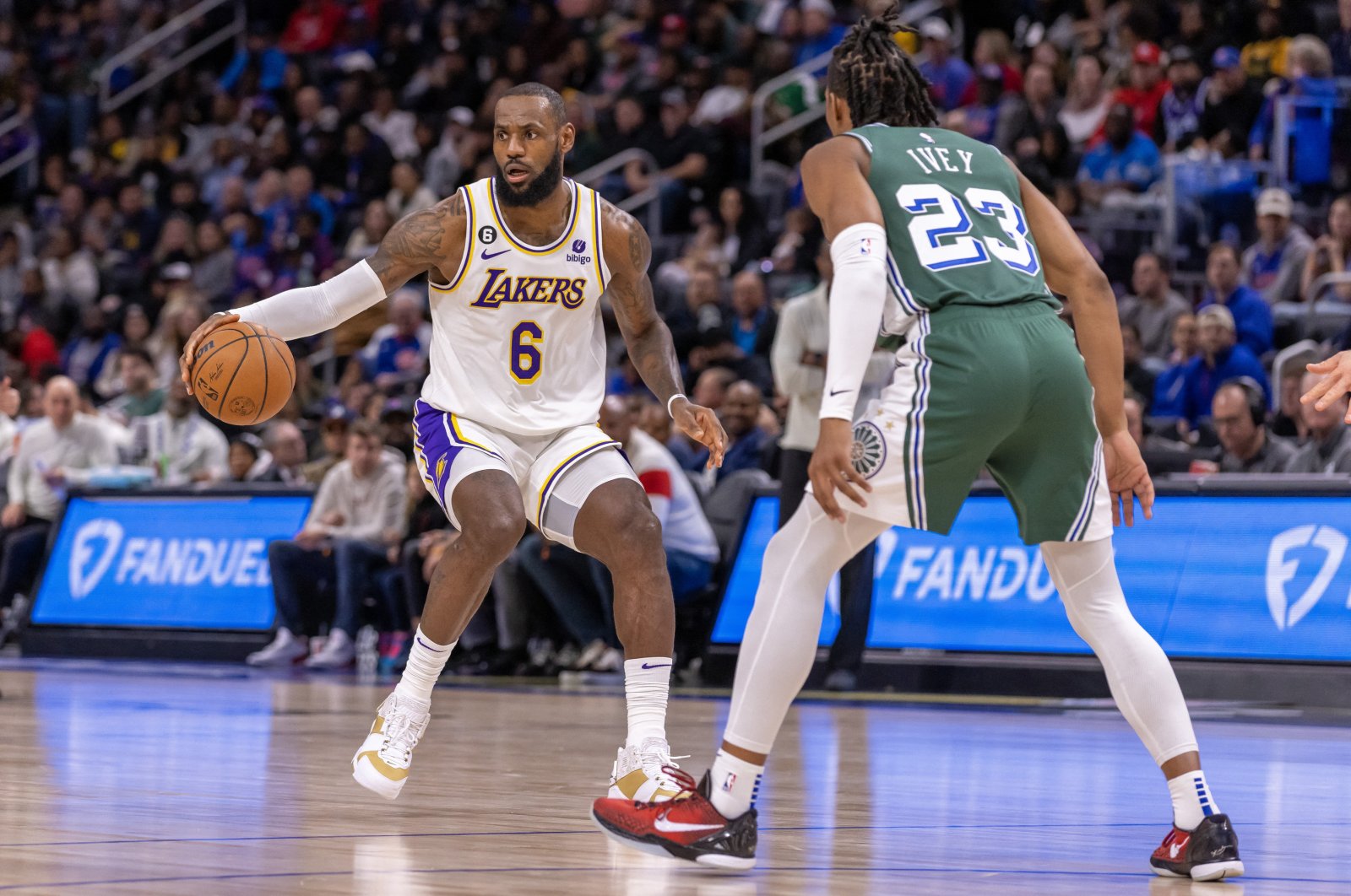 Los Angeles Lakers forward LeBron James (6) controls the ball in front of Detroit Pistons guard Jaden Ivey (23) during the second half at Little Caesars Arena, Detroit, Michigan, U.S., Dec 11, 2022. (Reuters Photo)