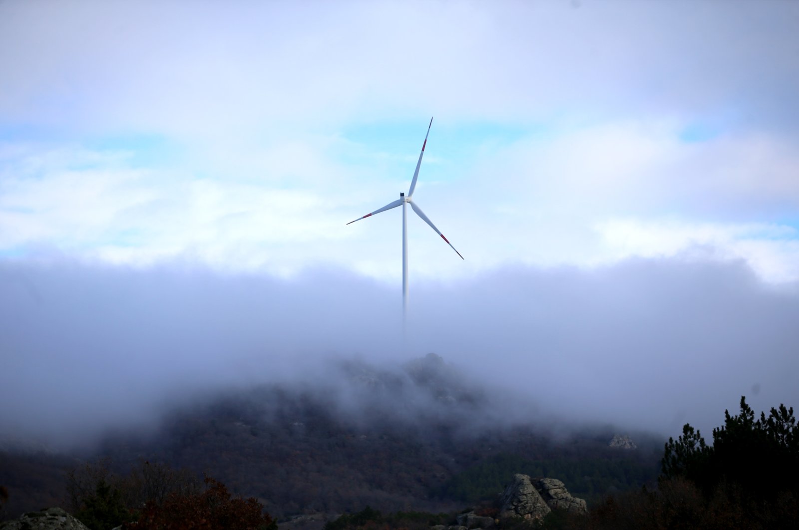 A wind turbine rises out of the fog cover in Kırklareli province, northwestern Türkiye, Dec. 2, 2022. (AA Photo)