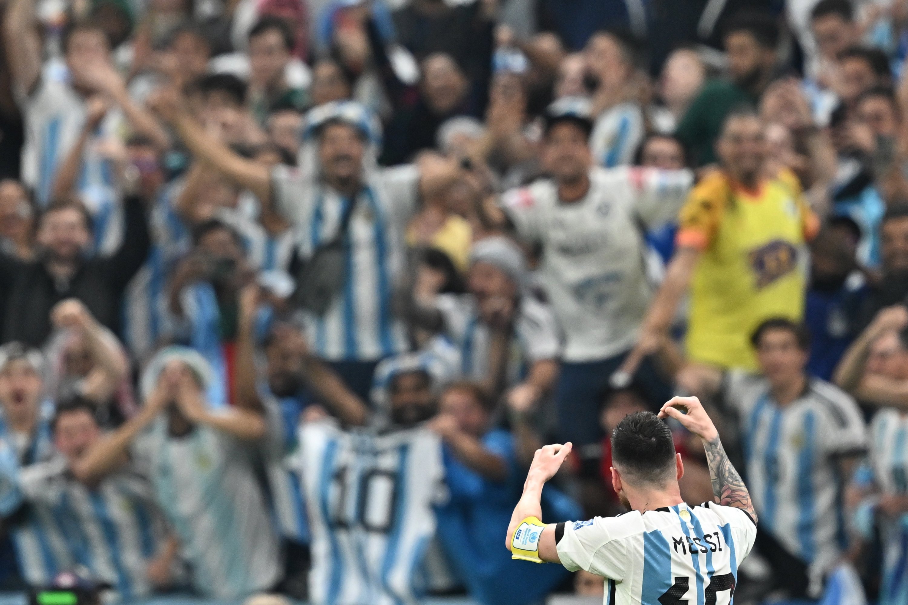 Lionel Messi dari Argentina merayakan setelah timnya mencetak gol pada semifinal Piala Dunia FIFA 2022 antara Argentina dan Kroasia di Stadion Lusail di Lusail, Qatar, 13 Desember 2022. (Foto EPA)
