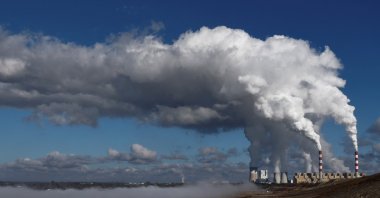 Smoke and steam billow from Belchatow Power Station, Europe's largest coal-fired power plant powered by lignite, Kleszczow, Poland, Oct. 20, 2022. (Reuters Photo)
