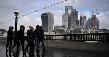 Pedestrians walk through London's financial heart the City of London, U.K., Dec. 9, 2022. (EPA Photo)