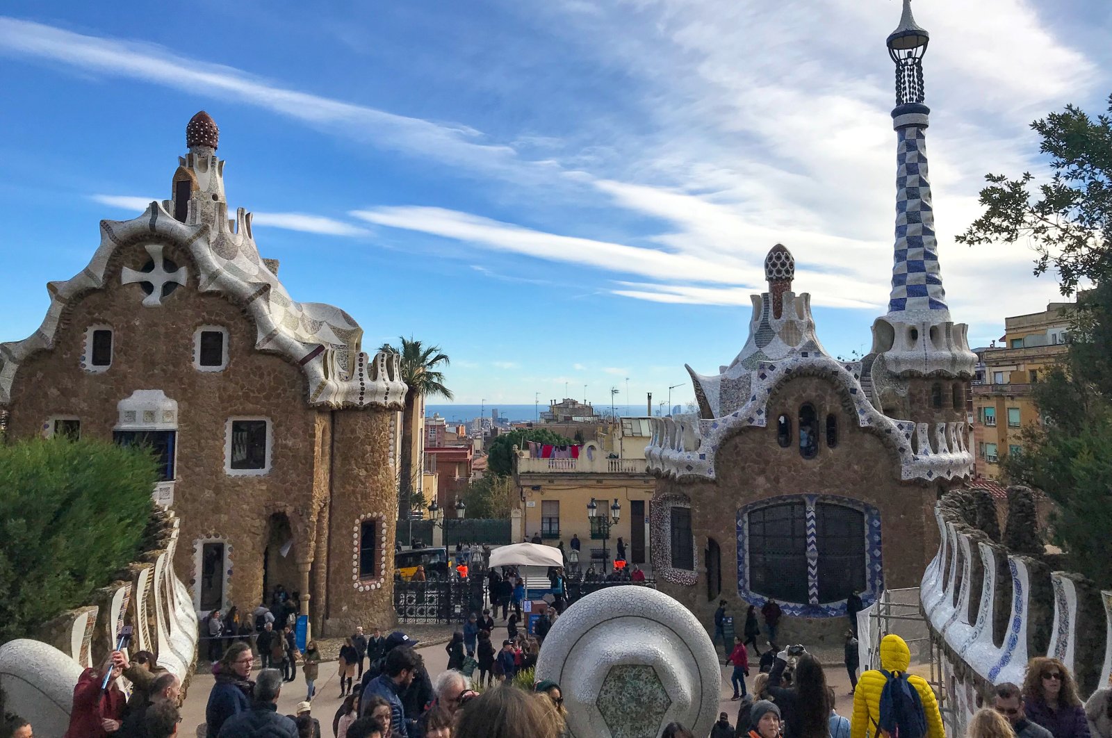 Tarian warna di Barcelona, ​​Wina: Rumah Guell, Hundertwasser