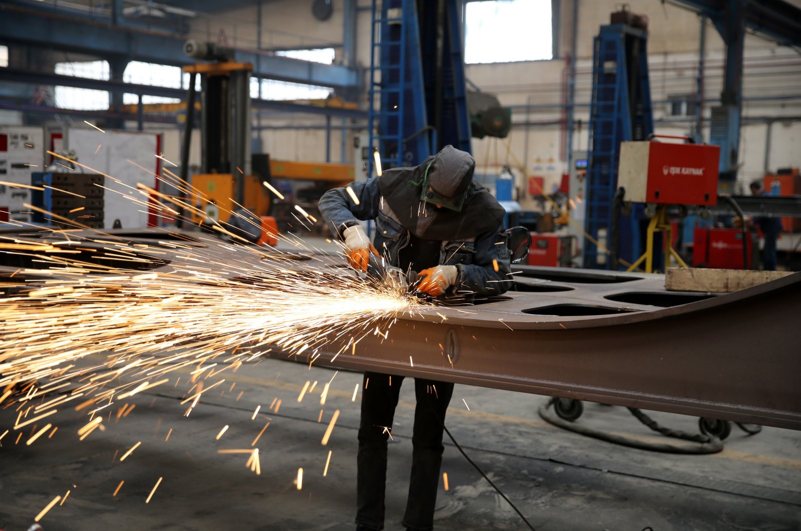 A worker is seen at the Turkish Railway Vehicles Industries Inc. (TÜRASAŞ) factory in Sivas, central Türkiye, Dec. 6, 2022. (AA Photo)