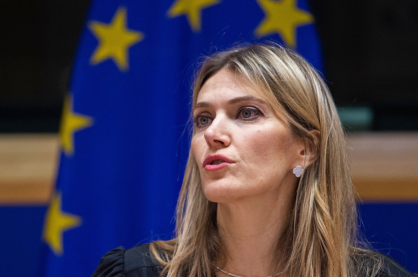 Parlemen Uni Eropa memecat wakil presiden yang terlibat dalam penyelidikan korupsi