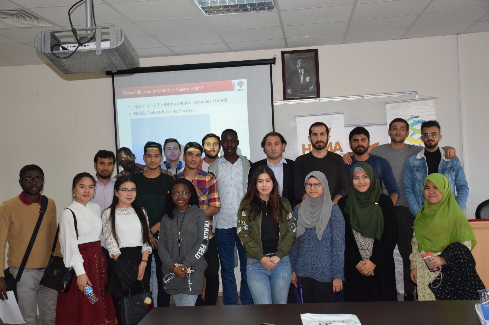 Mahasiswa internasional dan Asosiasi Mahasiswa Internasional Yedirenk Bünyamin Göl (C) menghadiri program Dewan Riset Ilmiah dan Teknologi Türkiye (TUBITAK) di Universitas Sakarya.  (Foto milik Yedirenk)