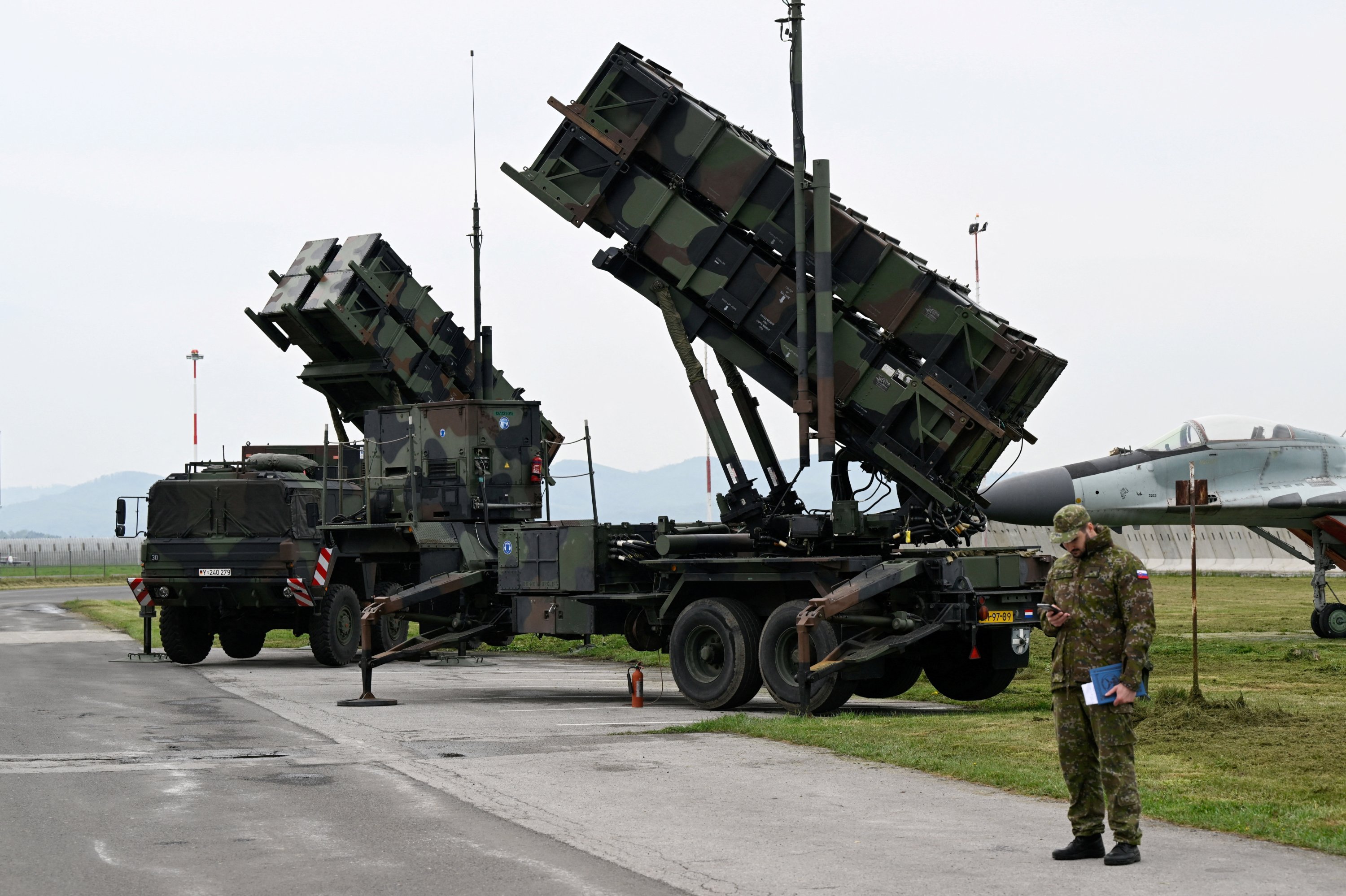 Sistem pertahanan rudal Patriot terlihat di Bandara Sliac dekat Zvolen, Slovakia, 6 Mei 2022. (Foto Reuters)