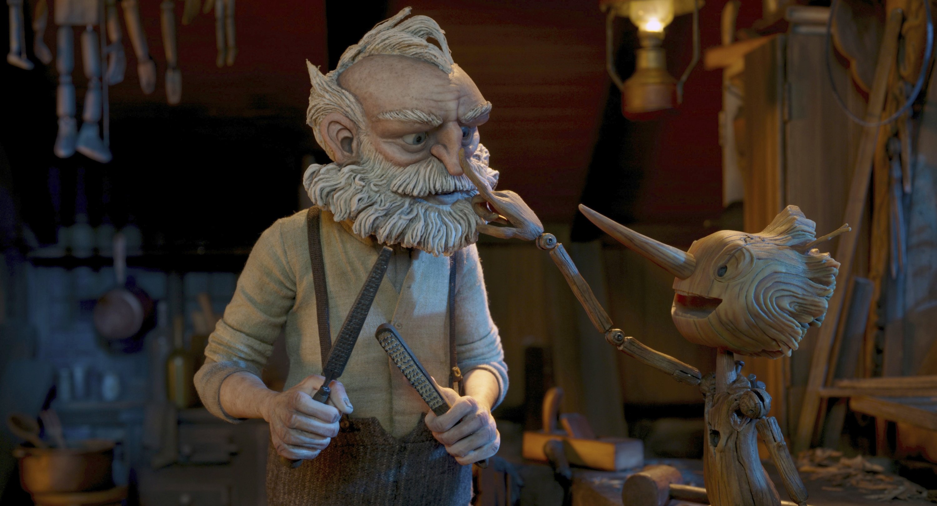 Gambar yang dirilis oleh Netflix ini menunjukkan Gepetto (kiri), disuarakan oleh David Bradley, dan Pinocchio, disuarakan oleh Gregory Mann, dalam sebuah adegan dari 