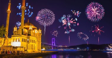 Fireworks go off around the Bosporus and Ortaköy Mosque, in Istanbul, Türkiye. (Shutterstock Photo)