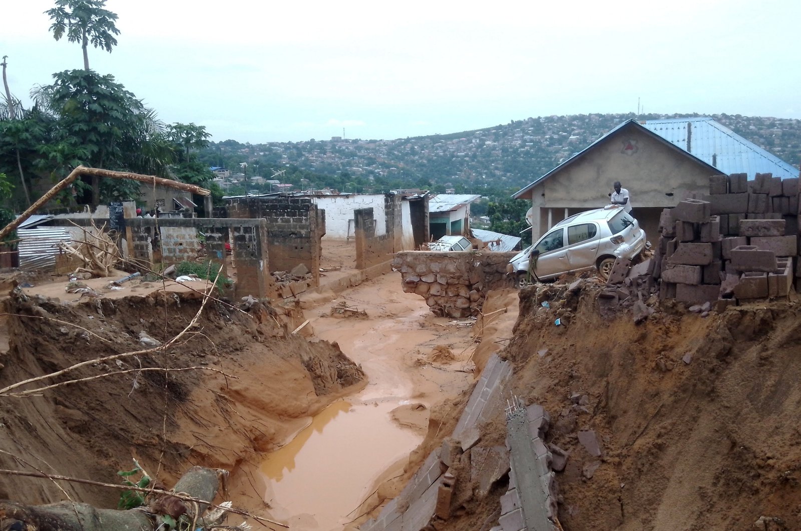 Banjir dan tanah longsor menewaskan sedikitnya 120 orang di ibu kota Kongo, Kinshasa