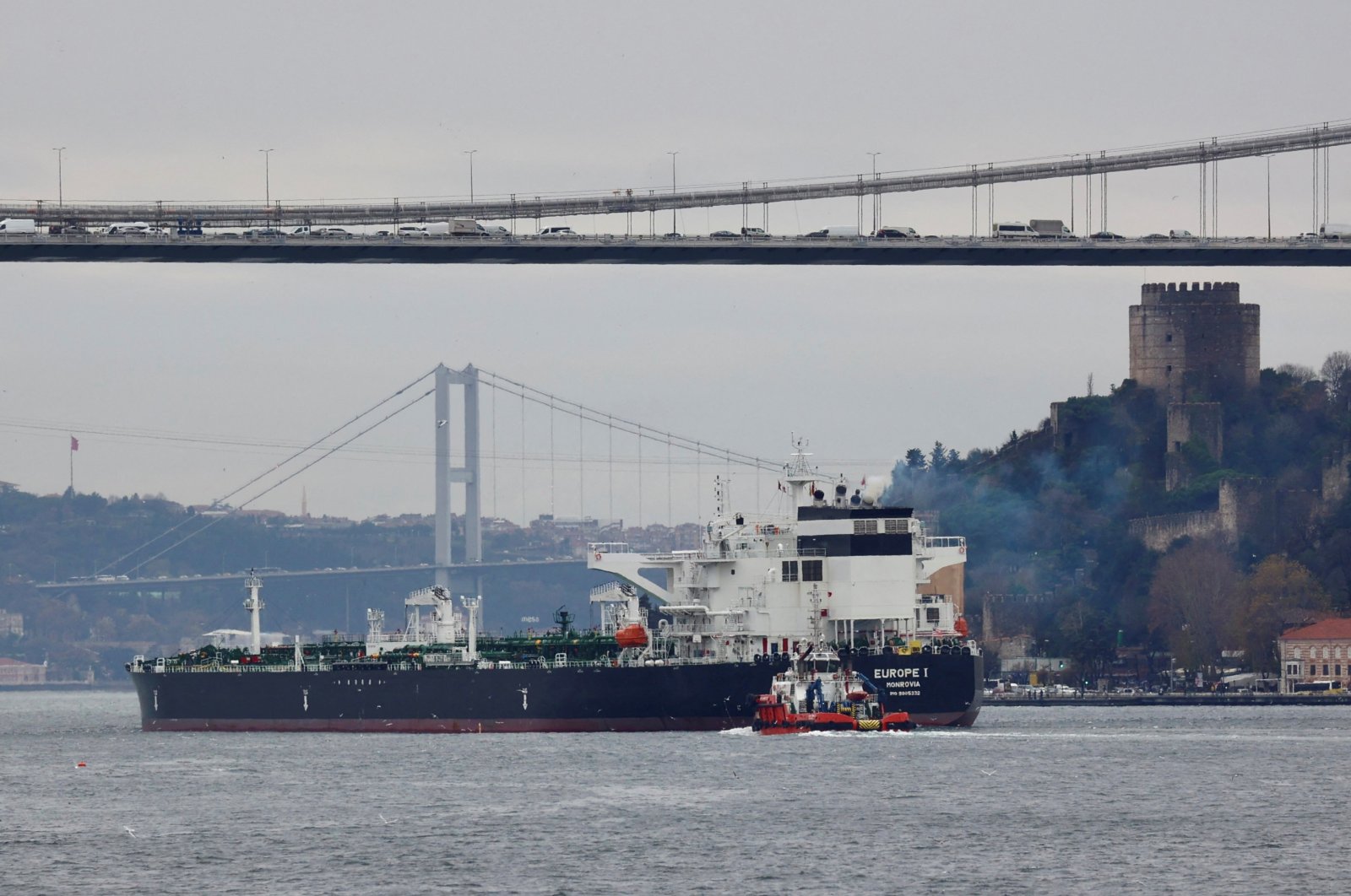 The Liberian-flagged crude oil tanker Europe I sails in the Bosphorus, on its way to the Mediterranean Sea, in Istanbul, Türkiye, Dec. 13, 2022. (REUTERS Photo)