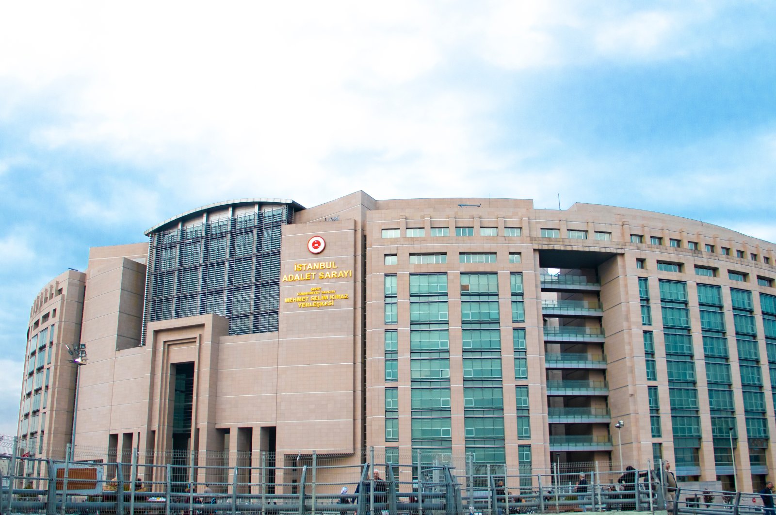 The exterior view of Istanbul Çağlayan Justice Palace, the biggest courthouse in the city, Istanbul, Türkiye. April 7, 2019. (Shutterstock Photo)