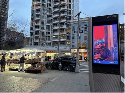 Karya seni seniman Turki Sanem Altaylı ditampilkan di papan reklame di New York, AS, 7 Desember 2022. (Instagram / @kecelia)