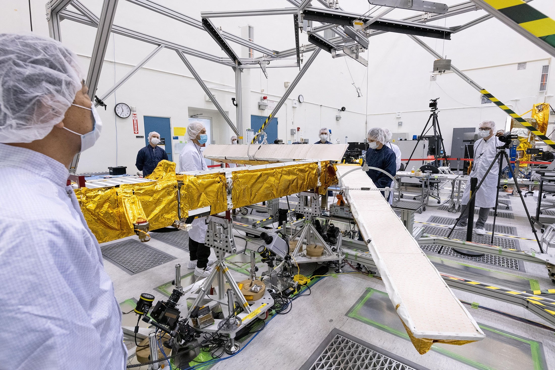 Anggota misi satelit radar SWOT internasional menguji salah satu antena di ruang bersih di Jet Propulsion Laboratory NASA di Pasadena, California, AS, 2022. (Foto Reuters)