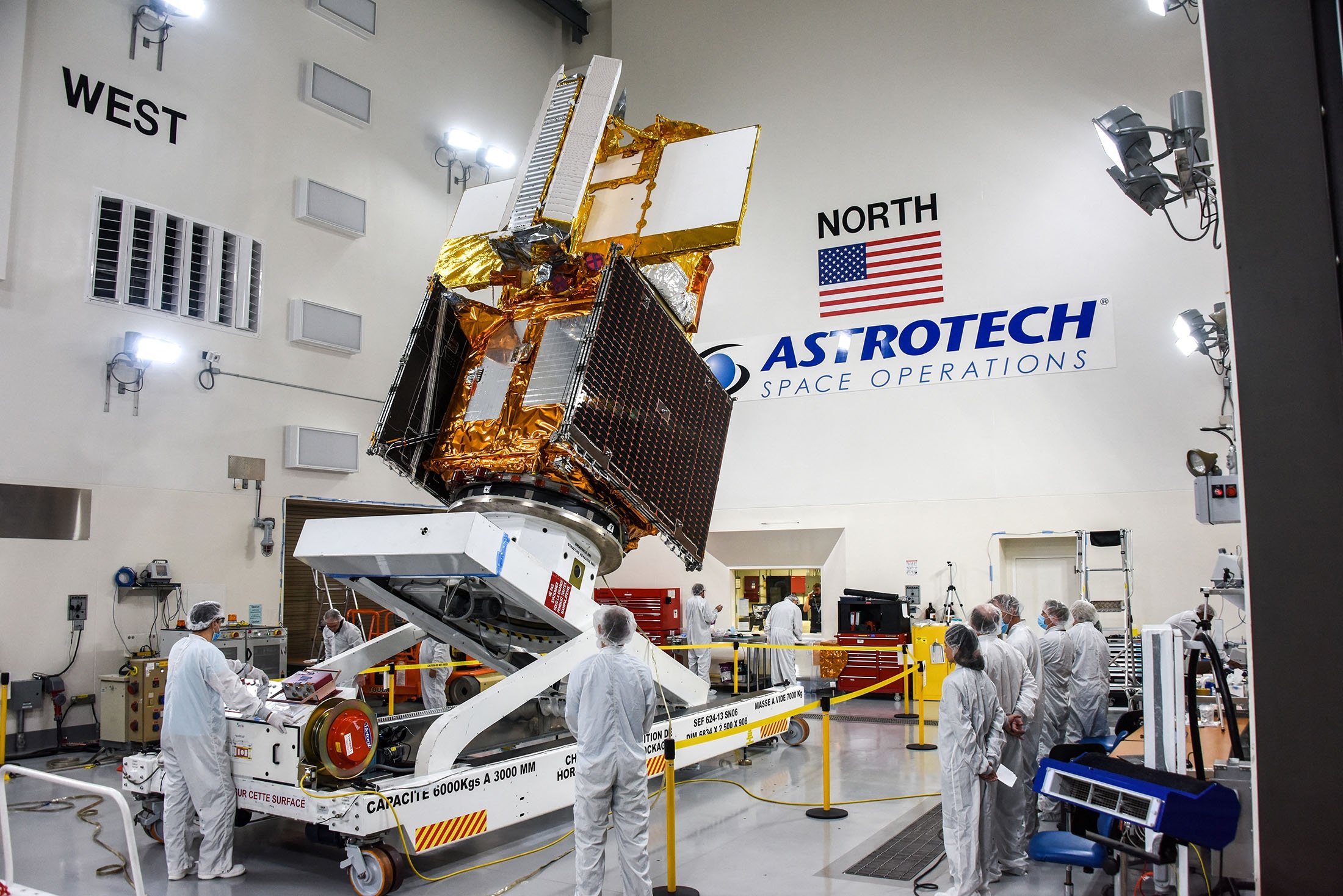 Pesawat ruang angkasa satelit radar SWOT dipindahkan ke wadah transportasi di dalam fasilitas Astrotech di Vandenberg Space Force Base di California, AS, 18 November 2022. (Foto Reuters)