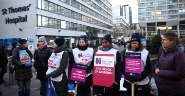 NHS nurses display signs at a strike, due to a dispute with the government over pay, outside St. Thomas' Hospital in London, U.K., Dec. 15, 2022. (Reuters Photo)