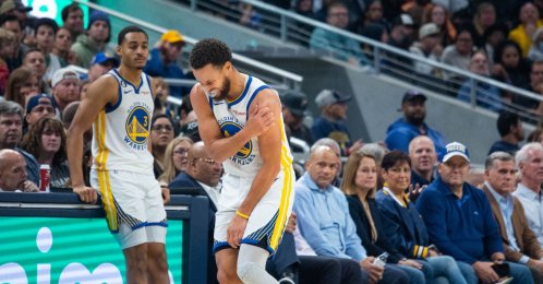 Golden State Warriors guard Stephen Curry (30) grabs his shoulder in the second half against the Indiana Pacers at Gainbridge Fieldhouse, Indianapolis, Indiana, U.S., Dec 14, 2022. (Reuters Photo)