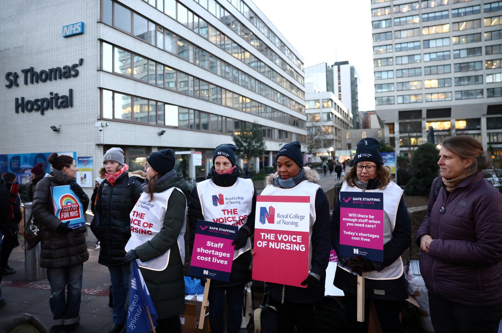 NHS nurses display signs at a strike, due to a dispute with the government over pay, outside St. Thomas&#039; Hospital in London, U.K., Dec. 15, 2022. (Reuters Photo)