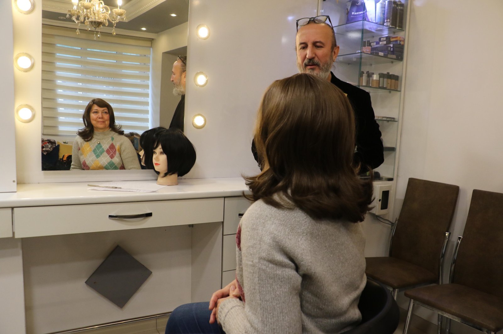Penata rambut Turki memberikan wig gratis kepada pasien kanker