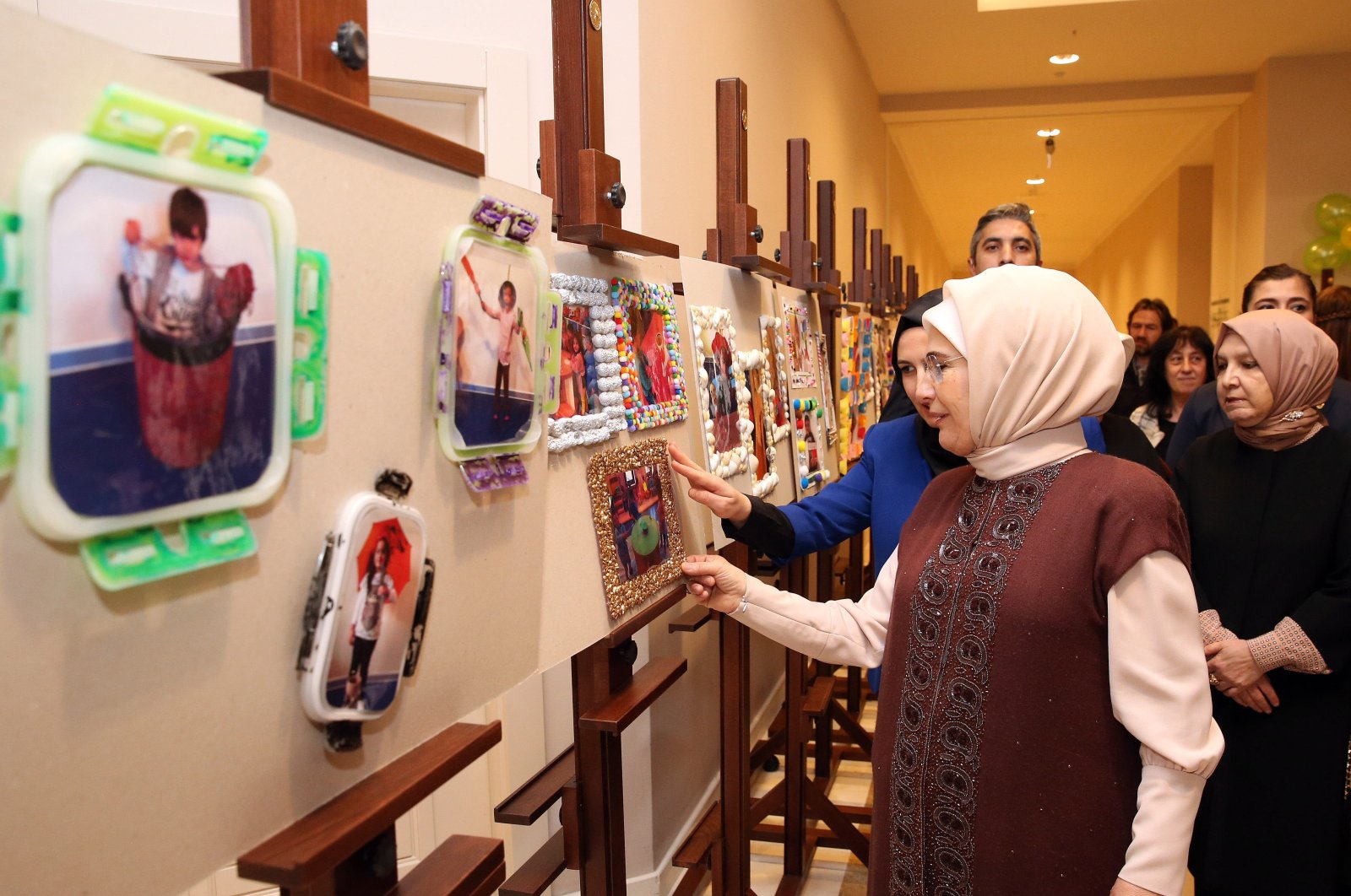First lady Emine Erdoğan visits an exhibition made of recycled materials, at the presidential complex, in the capital Ankara, Türkiye, Jan. 10, 2018. (Courtesy of Presidency of Türkiye) 