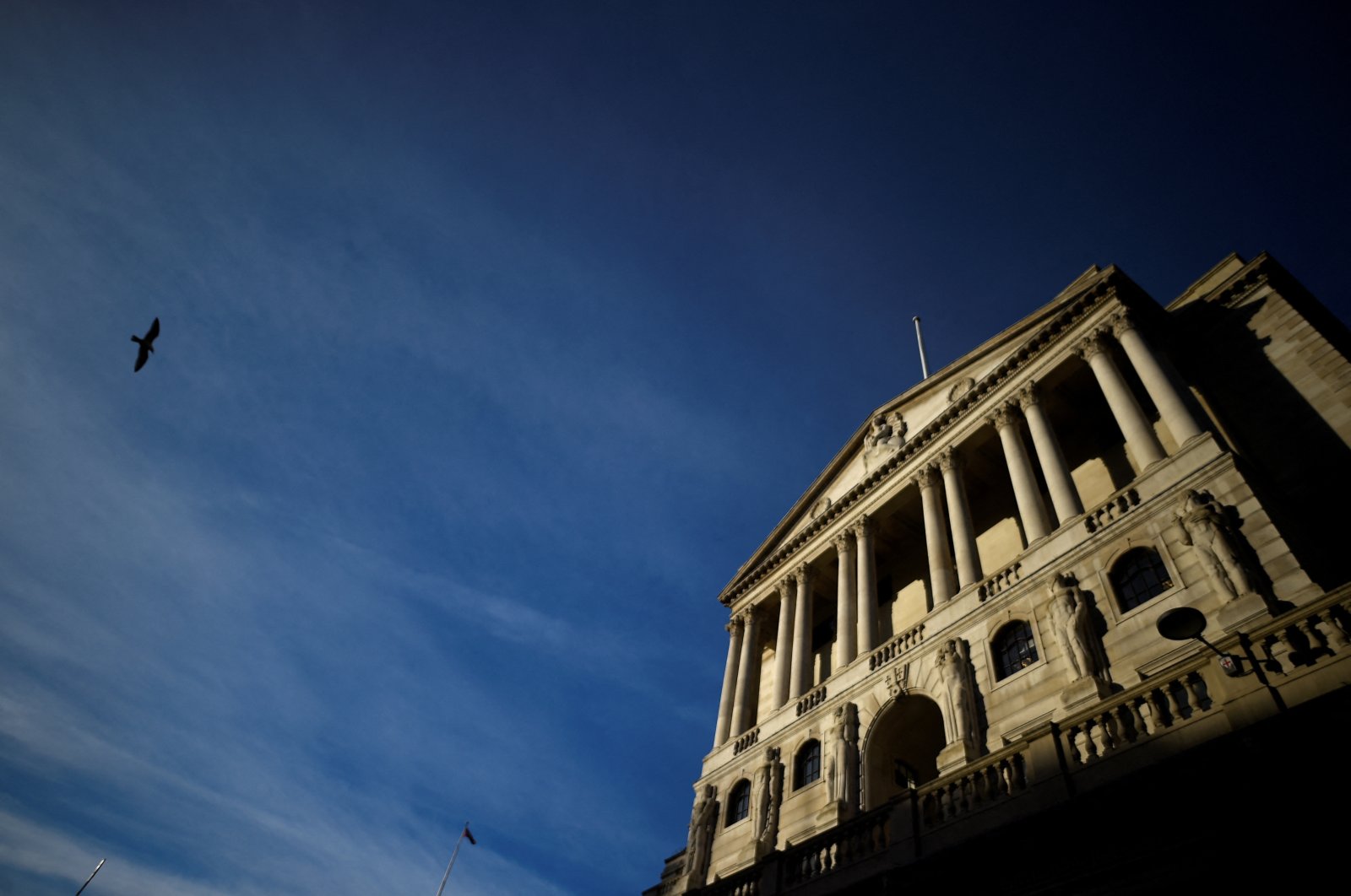 Bank sentral Inggris menaikkan suku bunga menjadi 3,5%, mengharapkan lebih banyak kenaikan yang akan datang