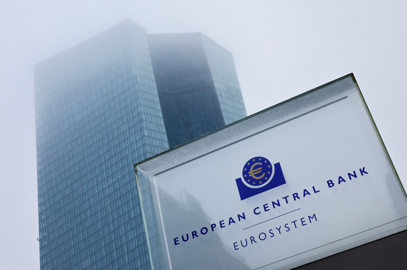 The building of the European Central Bank (ECB) is seen surrounded by fog before the monthly news conference following the ECB&#039;s monetary policy meeting in Frankfurt, Germany, Dec. 15, 2022. (Reuters Photo)