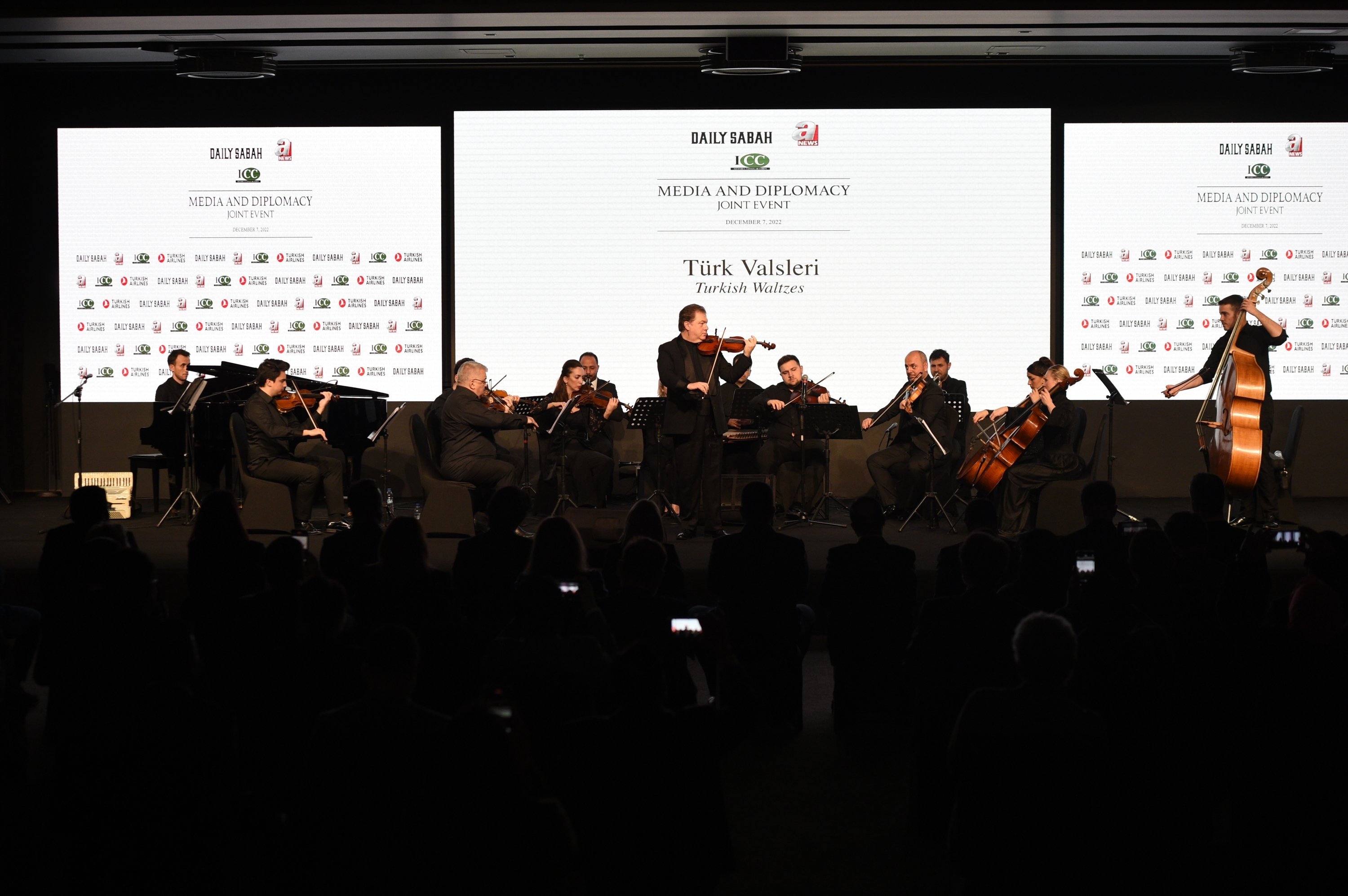 Konser 'Turkish Waltz' pemain biola Cihat Aşkın di acara media dan diplomasi yang diadakan di Pusat Media Turkuvaz di Istanbul, Türkiye, 7 Desember 2022.