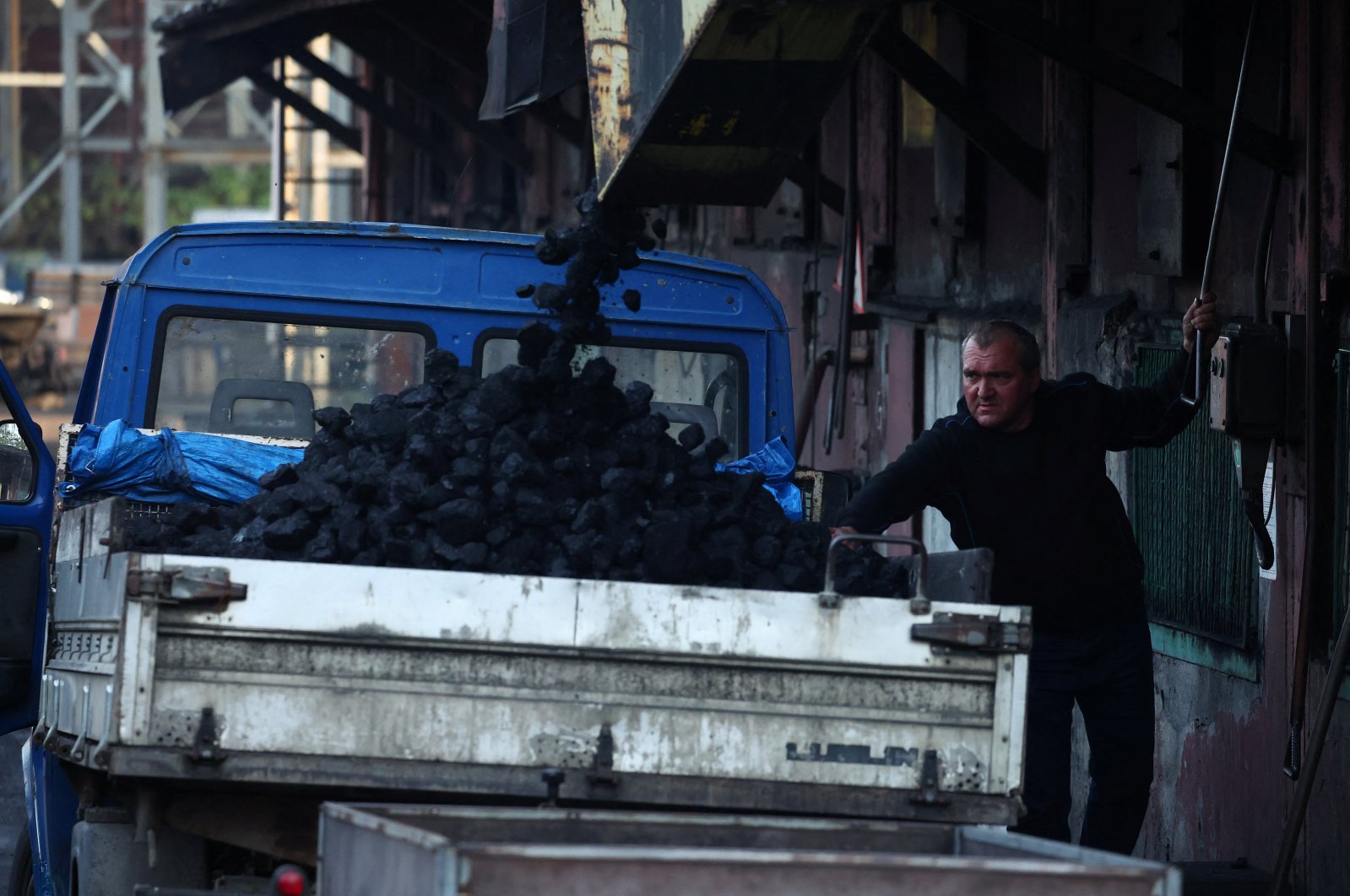 A man loads coal onto a truck at the Bobrek mine, in Bytom, Poland, Oct. 27, 2022. (Reuters Photo)