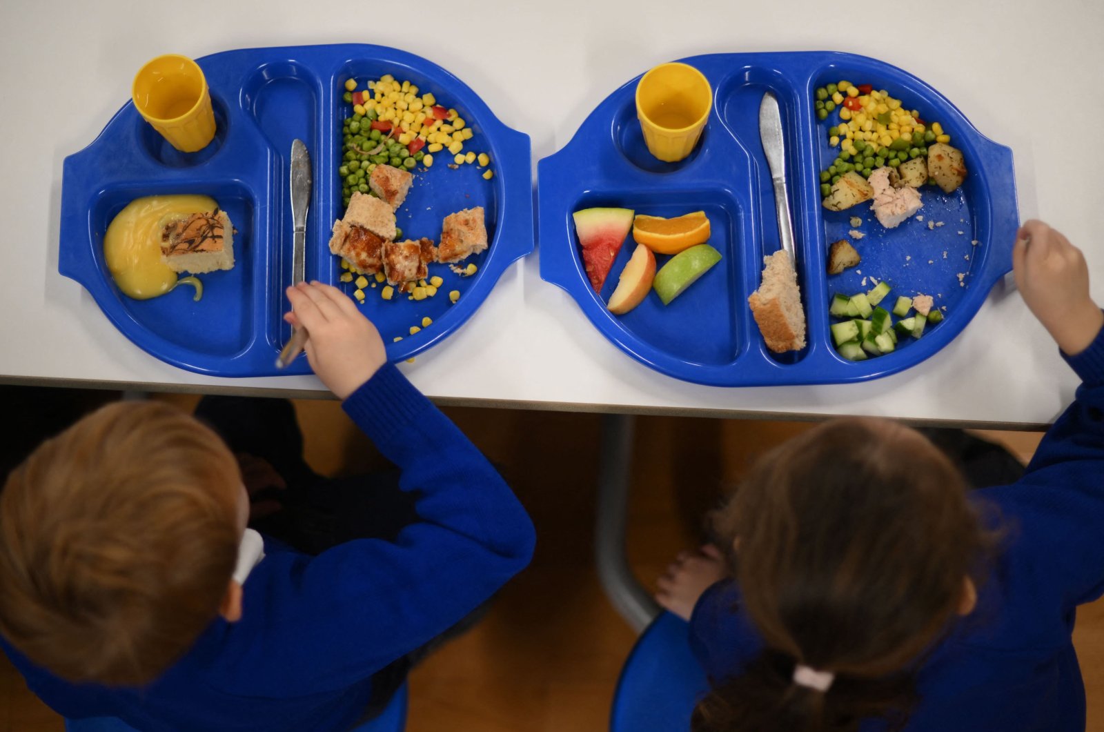 Children eat during lunch break at Saint Mary&#039;s RC Primary School, in Battersea, south London, U.K., Nov. 29, 2022. (AFP Photo)