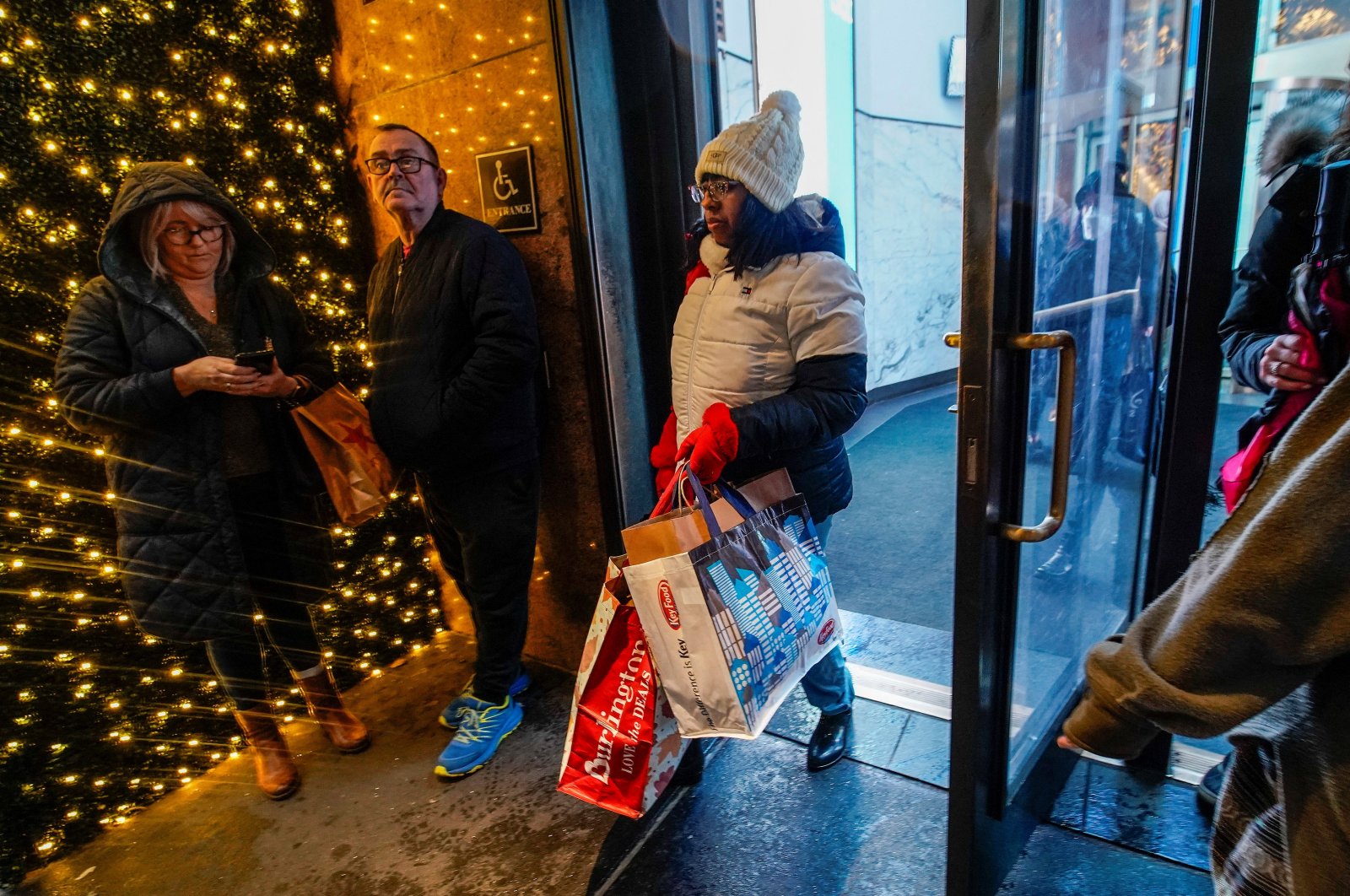 People carrying shopping bags exit a retail store during the holiday season in New York City, U.S., Dec. 15, 2022. (Reuters Photo)