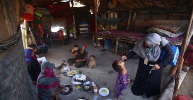 A health worker administers polio drops to a child during a Seven-day polio vaccination campaign in Karachi, Pakistan, Nov. 28, 2022. (EPA File Photo)