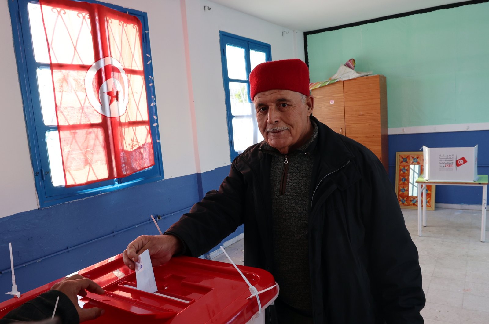 Rakyat Tunisia memberikan suara dalam pemilihan parlemen yang lesu