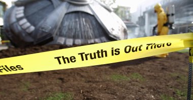 An installation for the premiere of the television series &quot;The X-Files&quot; at The Grove, in Los Angeles, California, U.S., Jan. 22, 2016. (Getty Images Photo)