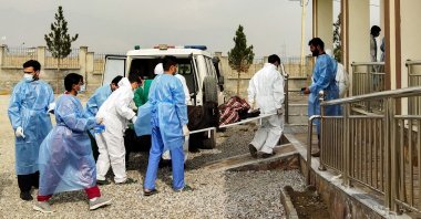Afghan medical staff carry the bodies of the victims of an oil tanker blast, Kabul, Afghanistan, Dec. 18, 2022. (AFP Photo)