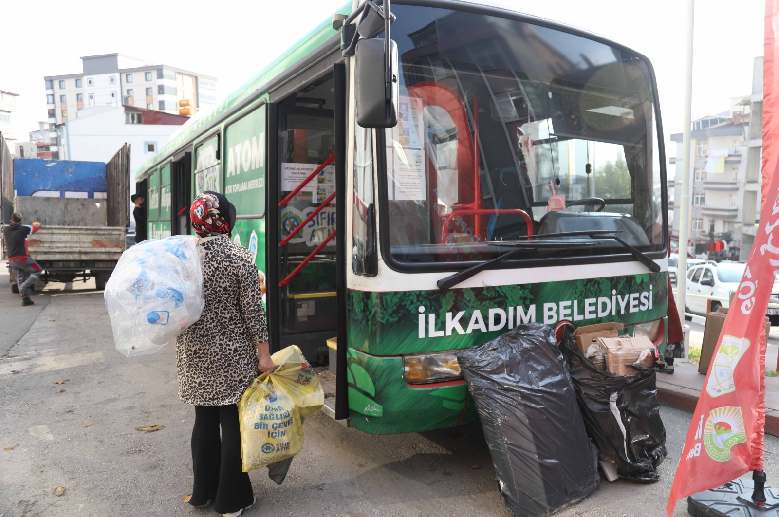 Skema daur ulang seluler memberikan kembali kepada penduduk setempat di kota Turki