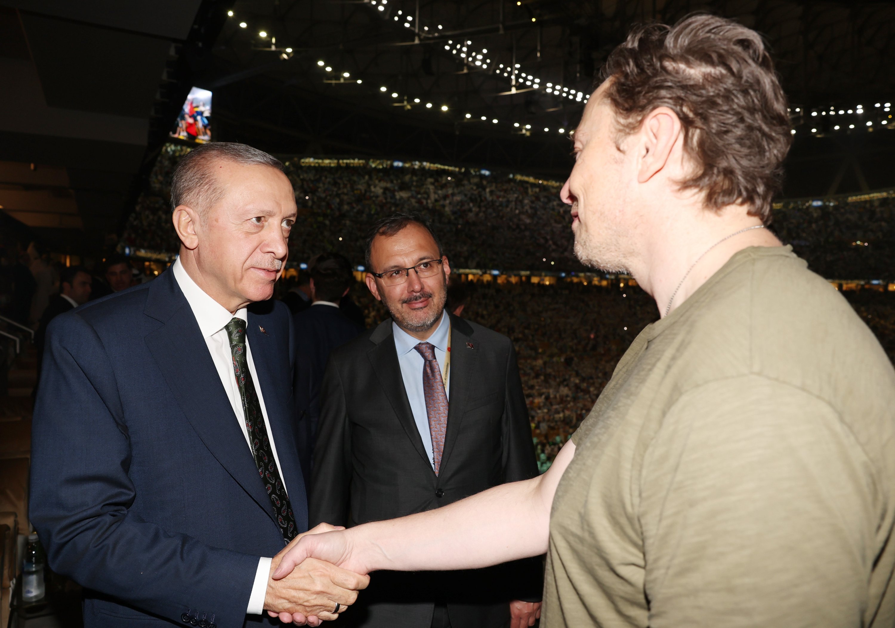 Presiden Turki Recep Tayyip Erdoğan (kiri) berjabat tangan dengan Tesla dan CEO Twitter Elon Musk (kanan) pada Final Piala Dunia FIFA 2022 antara Argentina dan Prancis di stadion Lusail di Lusail, Qatar, 18 Desember 2022. (Foto AA)