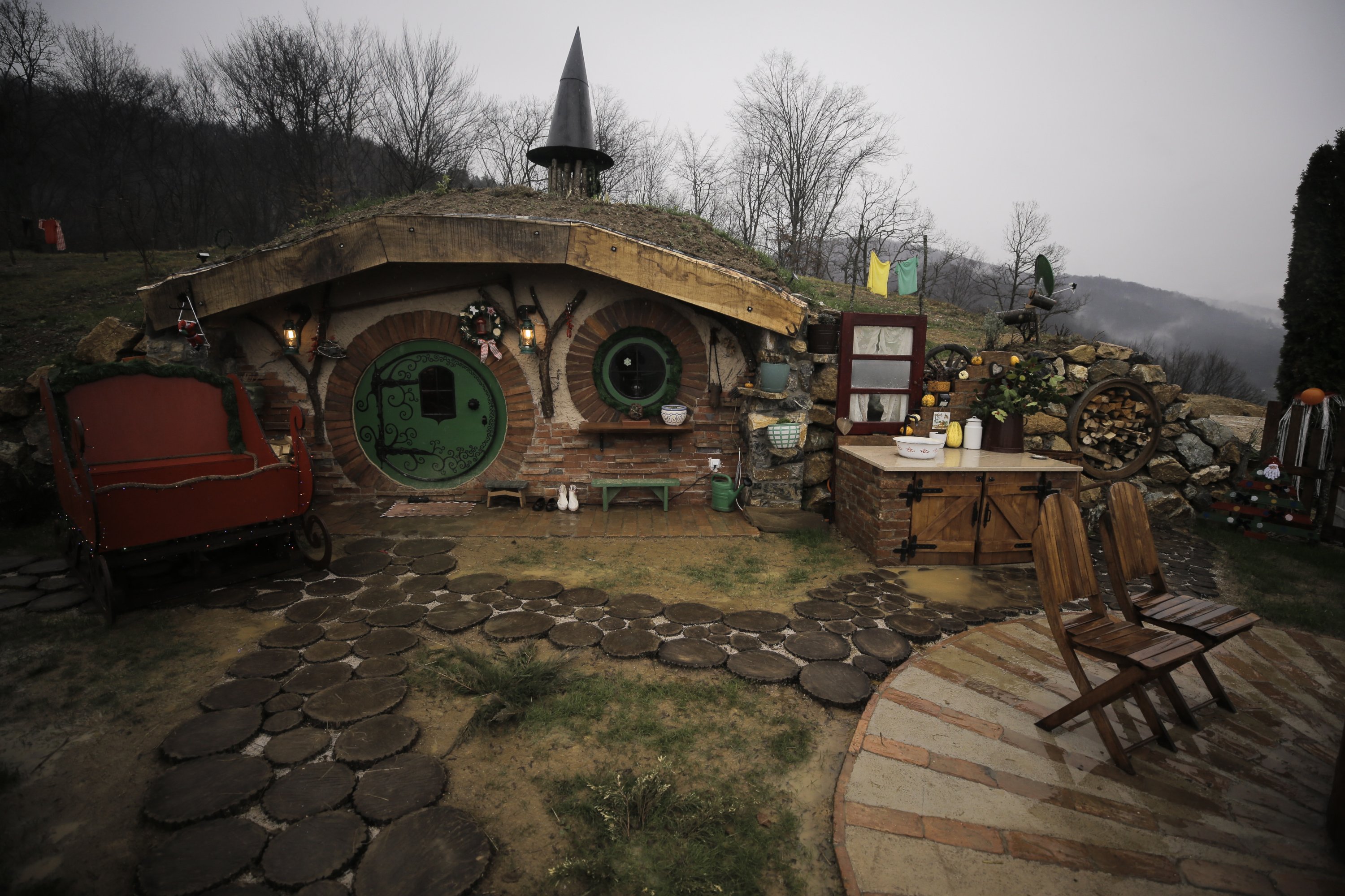 Fasad salah satu rumah hobbit yang dibangun di Kresevo, Bosnia-Herzegovina, 18 Desember 2022. (Foto AA)