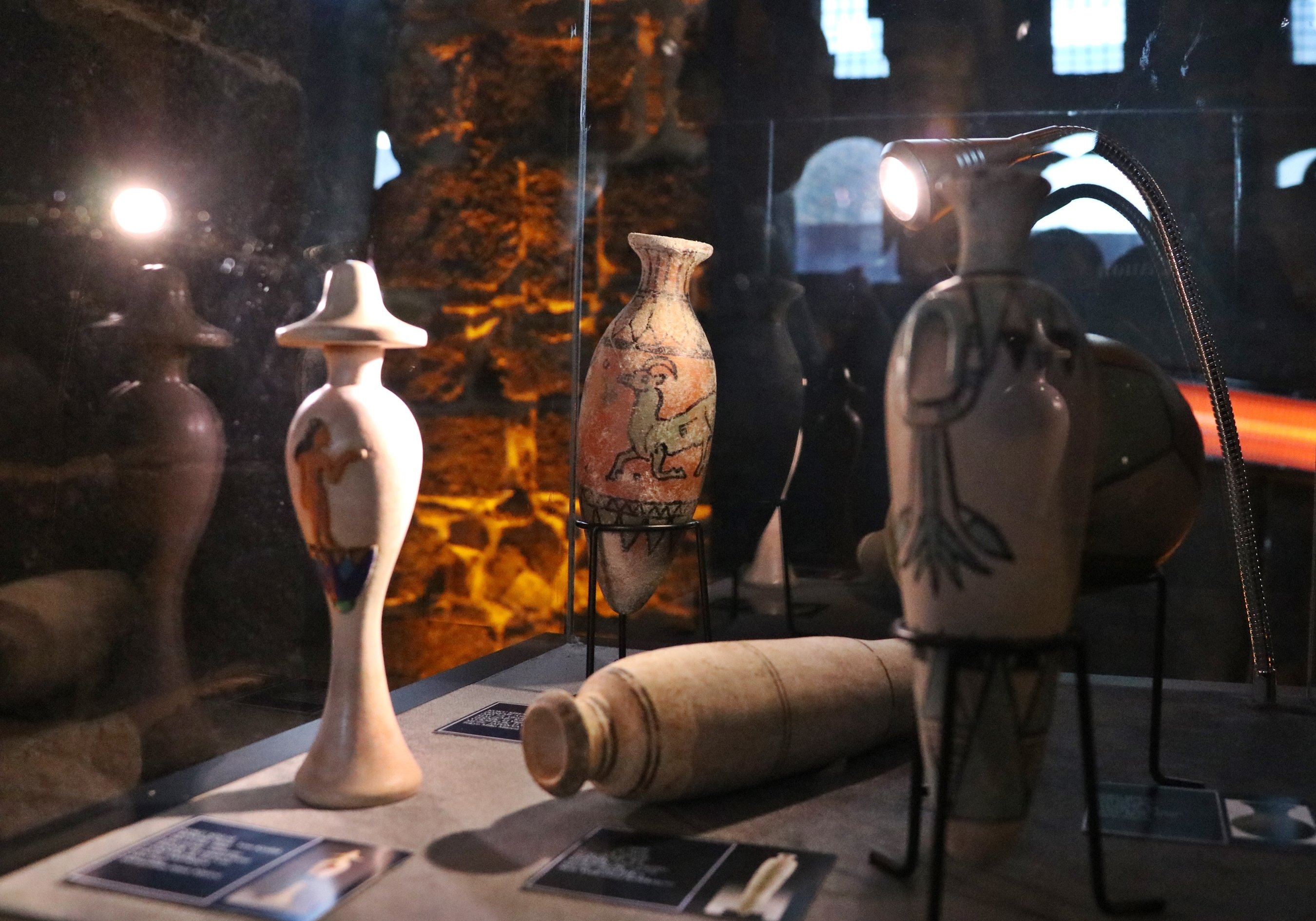 Parfum berusia 3.200 tahun yang dihasilkan dari tanaman yang umumnya ditemukan di Mesopotamia atas ditampilkan dalam pameran yang diadakan di Gereja bersejarah St. George, Diyarbakır, Türkiye, 18 Desember 2022. (Foto DHA)